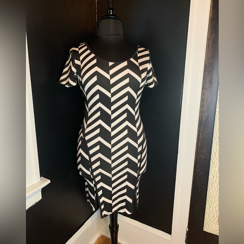 Fashion to Figure Black/White Body-con Mini Dress. Size 0. Mannequin 42” 32” 44”